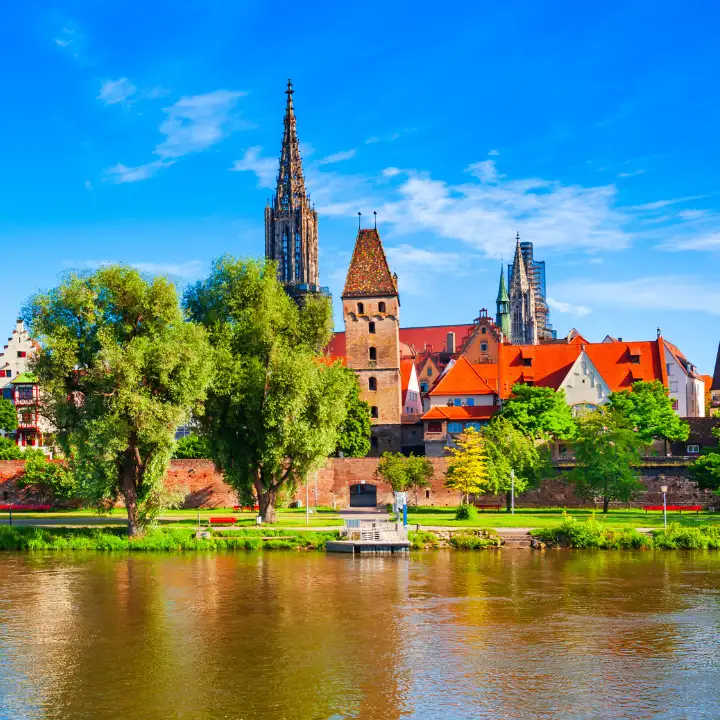Das Ulmer Münster und die Altstadt, im Vordergrund die Donau